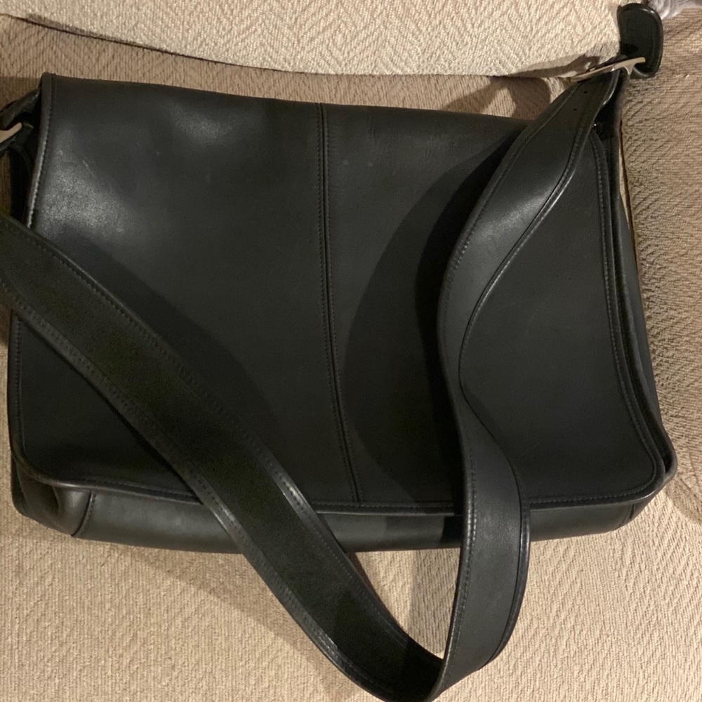 Black. Gently Used Men Crossbody Coach Bag